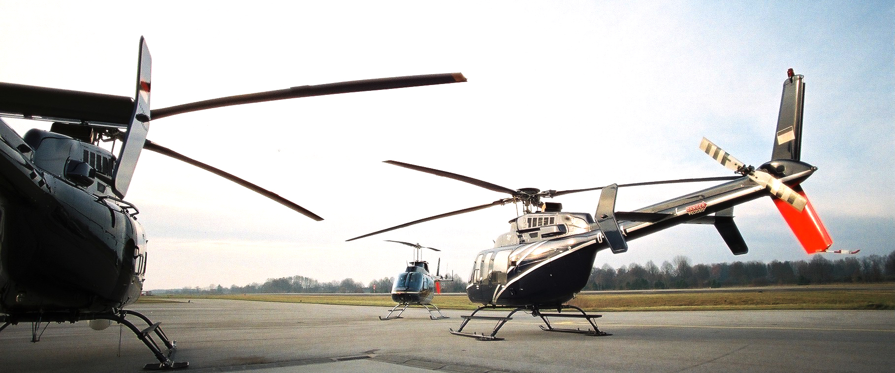 Heliteam Hubschrauber auf dem Flugfeld